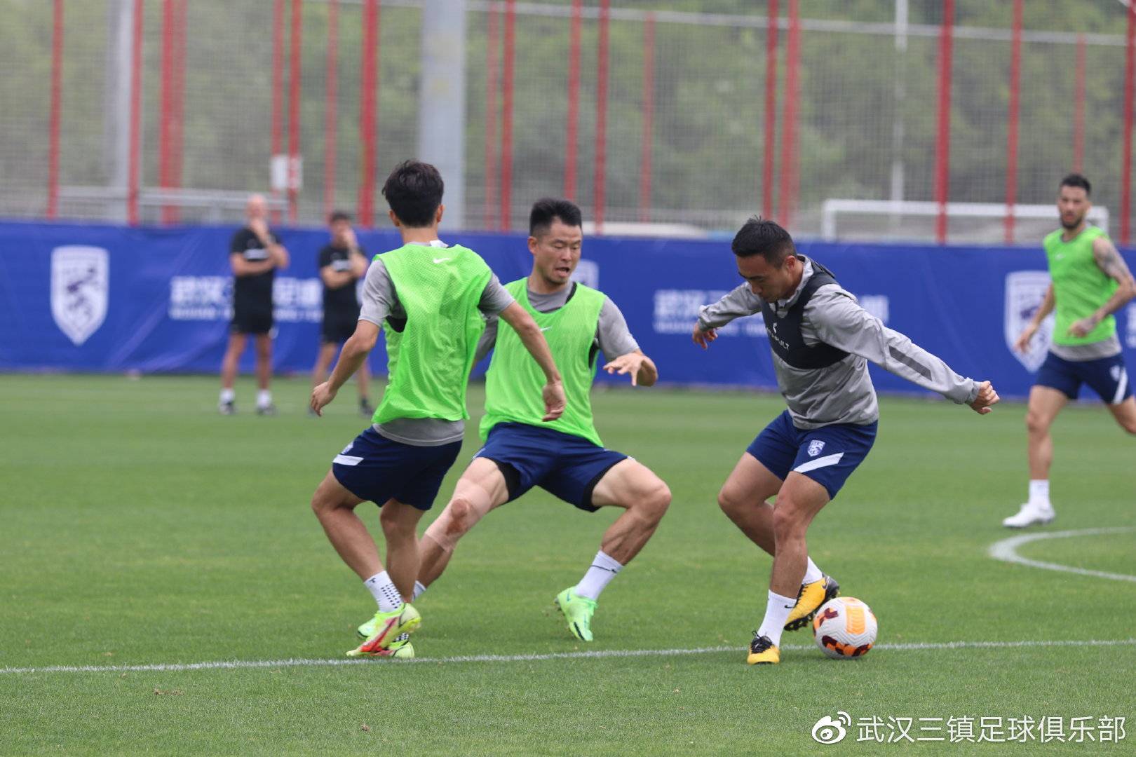 窗口期体能课后,武汉三镇战术微调备战社区盾,引发热议,高层口径保持一致 窗口期体能课后,武汉三镇战术微调备战社区盾,引发热议,高层口径保持一致